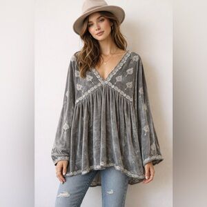 POL Minot Oversized V-Neck Velvet Top